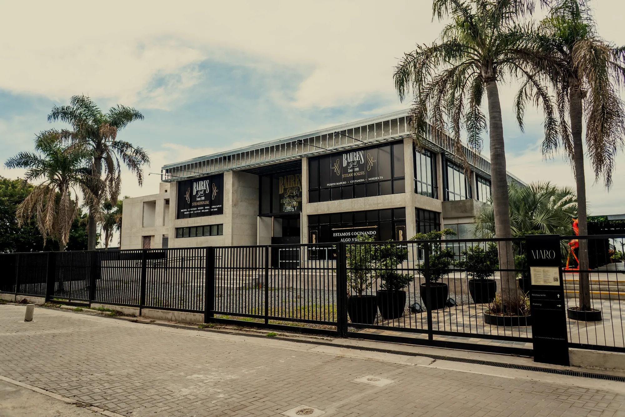 Fachada del edificio de Baires Grill Costanera, con la cartelería instalada