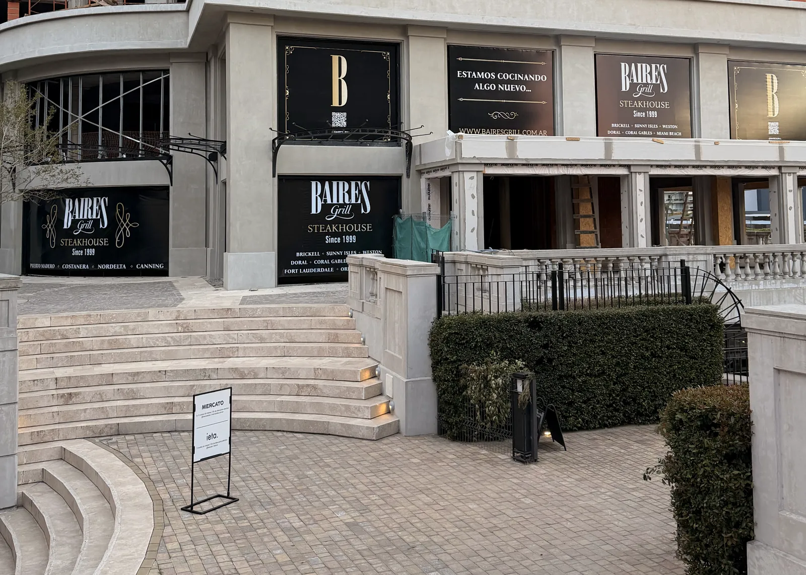 Frente del local de Baires Grill en Chateau Portal, Nordelta, con la cartelería instalada